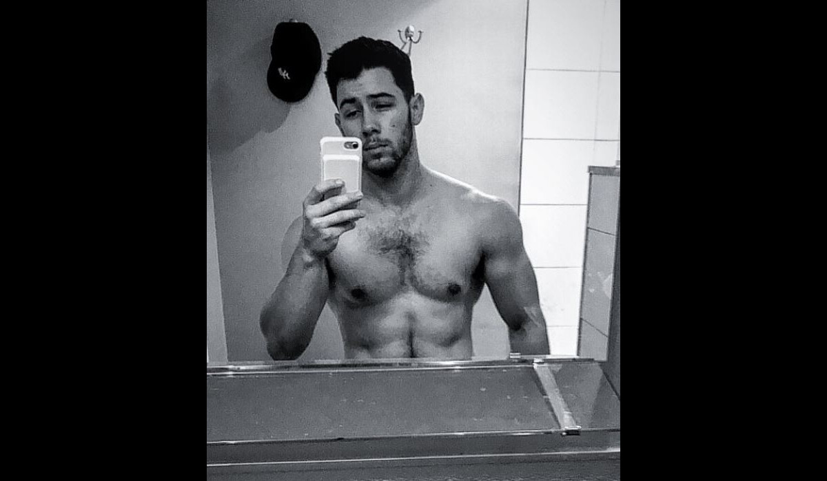 Nick Jonas torse nu sur Instagram : il enflamme les internautes - PureBreak