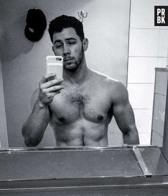 Nick Jonas torse nu : ses fans le trouvent ultra sexy !