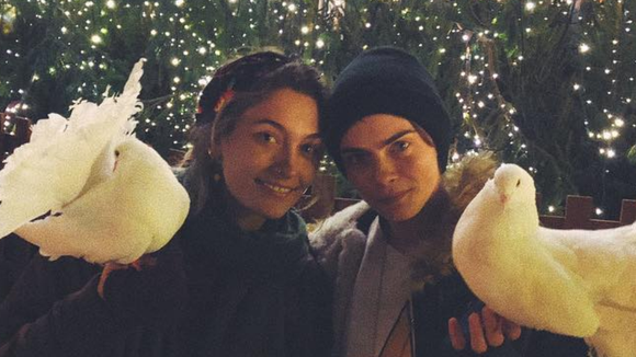 Paris Jackson et Cara Delevingne en couple ? Ça se précise ! ❤️️