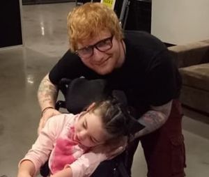Ed Sheeran a réalisé le rêve d'Holley Lavington, une enfant malade qui est fan de lui, en allant la rencontrer avant son concert !