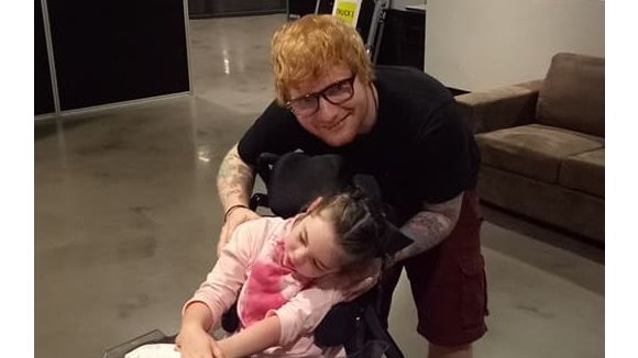 Ed Sheeran rend visite à une enfant malade : "Il est humble et adorable"