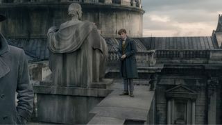 Les Animaux Fantastiques 2 : Poudlard de retour dans une bande-annonce sombre et épique