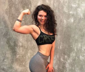 Juju FitCats : la youtubeuse fitness dévoile sa cellulite pour dénoncer les "physiques parfaits"