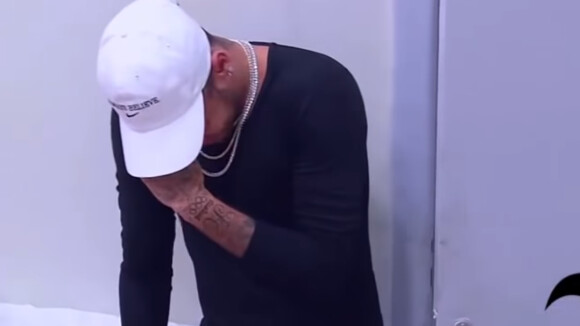 Neymar en pleurs en découvrant une réplique de la maison de son enfance