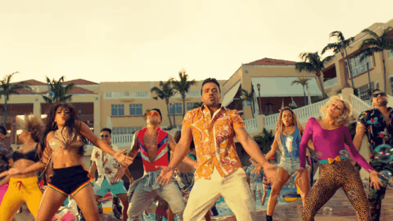 Luis Fonsi se lâche dans le clip "Calypso"