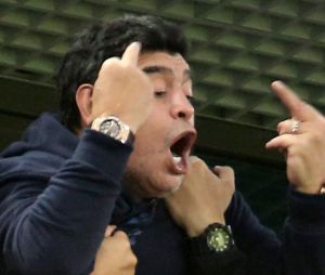 Diego Maradona : doigts d'honneur, malaise... Un show controversé pendant le match Nigeria-Argentine !