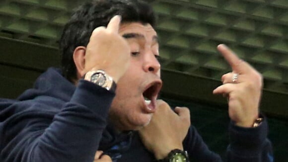 Diego Maradona : doigts d'honneur, malaise... Son craquage pendant Nigeria-Argentine est déjà culte
