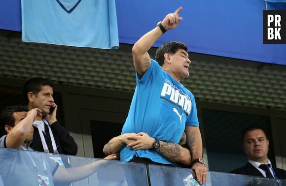 Diego Maradona : doigts d'honneur, malaise... Un show controversé pendant le match Nigeria-Argentine !