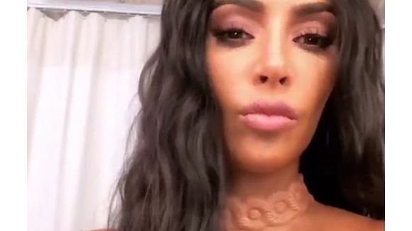 Kim Kardashian ose les bijoux "greffés" sur la peau : attention, ça peut faire peur