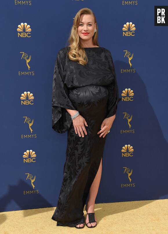 Yvonne Strahovski sur le tapis rouge des Emmy Awards 2018 le 17 septembre à Los Angeles