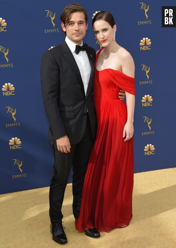 Jason Ralph et Rachel Broshanan sur le tapis rouge des Emmy Awards 2018 le 17 septembre à Los Angeles