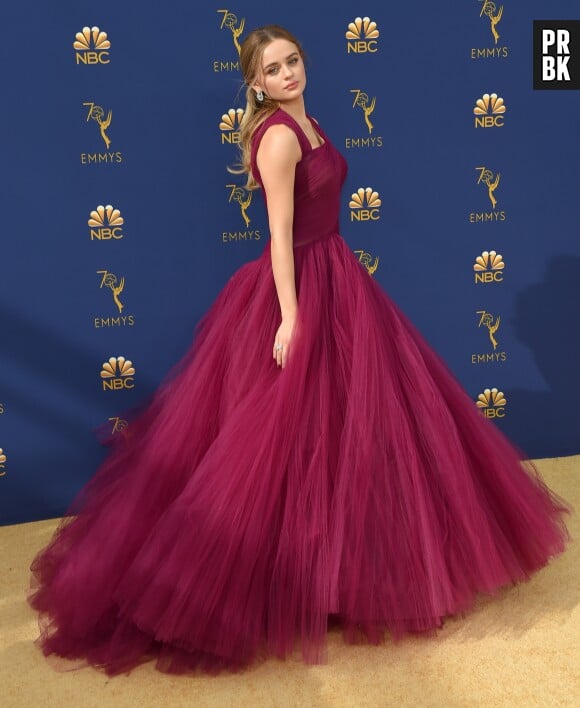 Joey King sur le tapis rouge des Emmy Awards 2018 le 17 septembre à Los Angeles