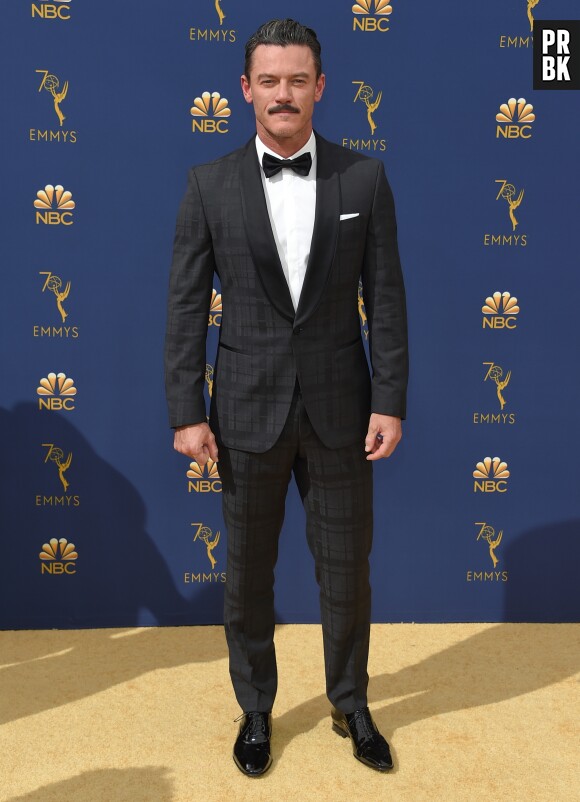 Luke Evans sur le tapis rouge des Emmy Awards 2018 le 17 septembre à Los Angeles