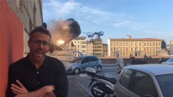 Ryan Reynolds dévoile les coulisses explosives de son film avec Michael Bay