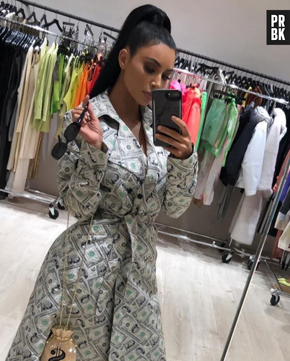 Kim Kardashian se transforme en liasse de billets verts : son look choque des internautes.