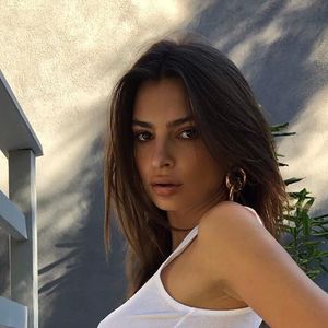 Emily Ratajkowski : pâtes, vin, sport quand elle y pense... A-t-elle des gènes extra-terrestres ?