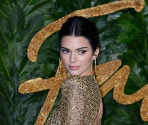 Kendall Jenner absente de la photo de famille de ses soeurs, elle se moque avec humour
