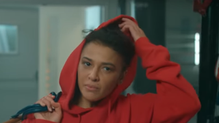 Nâdiya : 15 ans après les tubes "Parle-moi" et "Et c'est parti", la chanteuse revient