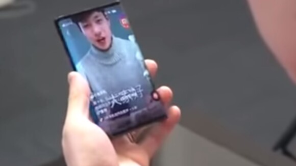 Xiaomi dévoile son smartphone pliable en trois, fusion entre tablette et téléphone