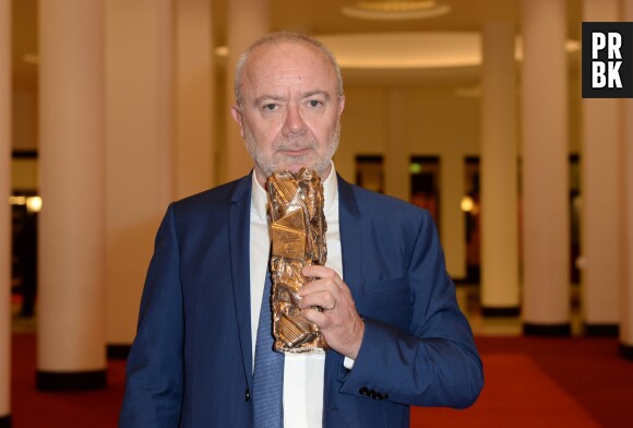Olivier Baroux pose avec son prix pour Les Tuche 3, gagnant aux César 2019 le 22 février à Paris