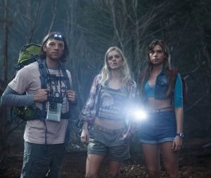 Indiana Evans (à droite) dans Ash vs Evil Dead