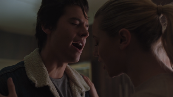 Riverdale saison 3 : Cole Sprouse a bien chanté dans l'épisode musical et c'était canon ?