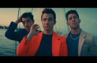Jonas Brothers se mettent en mode "Cool" : les meilleurs moments du clip en gifs