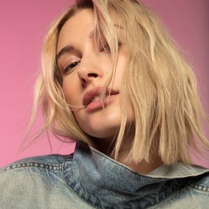 Hailey Baldwin star de la nouvelle campagne Levi's : la femme de Justin Bieber en mode festival.