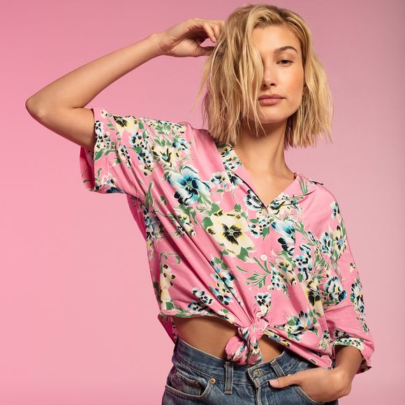 Hailey Baldwin star de la nouvelle campagne Levi's : la femme de Justin Bieber en mode festival.