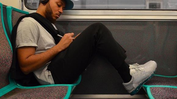 Courir x Asics : la paire de sneakers qui rend hommage au métro parisien