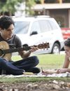 Legacies saison 2, épisode 1 : Josie (Kaylee Bryant) et Landon (Aria Shahghasemi) se rapprrochent sur une photo