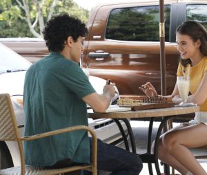 Legacies saison 2, épisode 1 : Josie (Kaylee Bryant) et Landon (Aria Shahghasemi) plus proches sur une photo