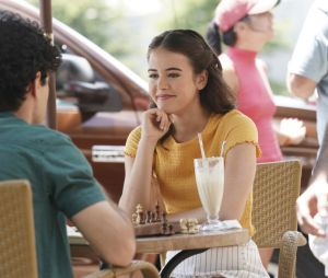 Legacies saison 2, épisode 1 : Josie (Kaylee Bryant) et Landon (Aria Shahghasemi) sur une photo
