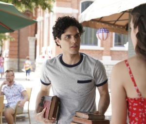 Legacies saison 2, épisode 1 : Landon (Aria Shahghasemi) sur une photo