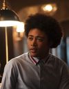 Legacies saison 2, épisode 1 : MG (Quincy Fouse) face à Lizzie (Jenny Boyd) sur une photo
