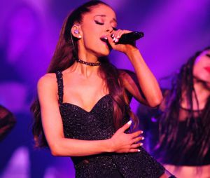 Ariana Grande chute en plein concert... et est sauvée par une de ses danseuses