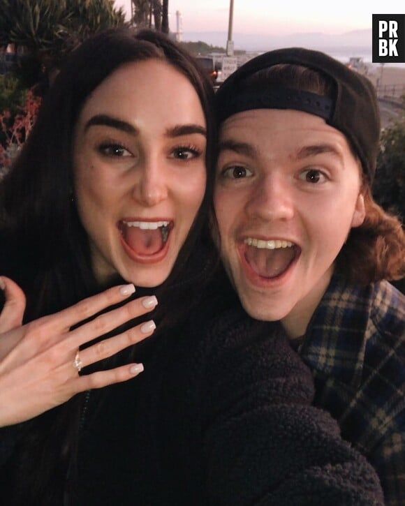 Joel Courtney (The Kissing Booth) fiancé à sa petite amie Mia Scholink