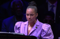 Alicia Keys rend hommage à Kobe Bryant au Staples Center le 24 février 2020
