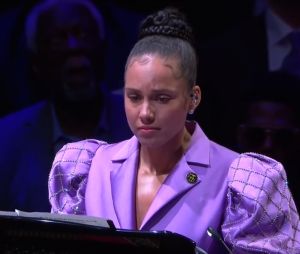 Alicia Keys rend hommage à Kobe Bryant au Staples Center le 24 février 2020