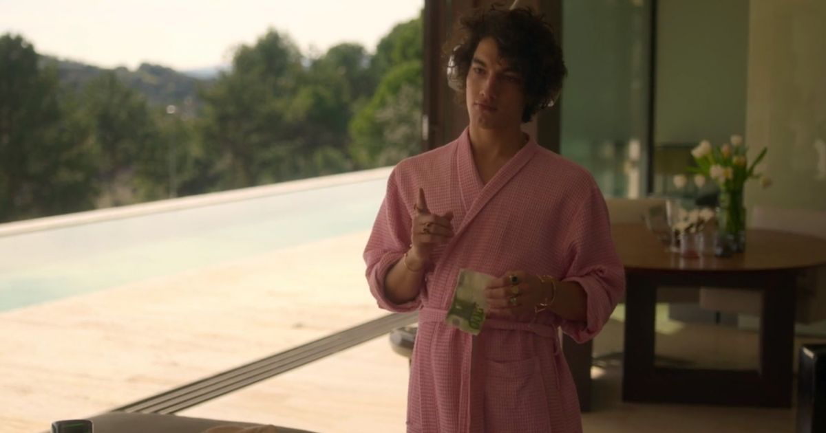 López (Elite) Valerio nu dans la série, l