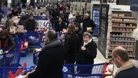Coronavirus : les supermarchés dévalisés, le hashtag #Coronapocalypse lancé