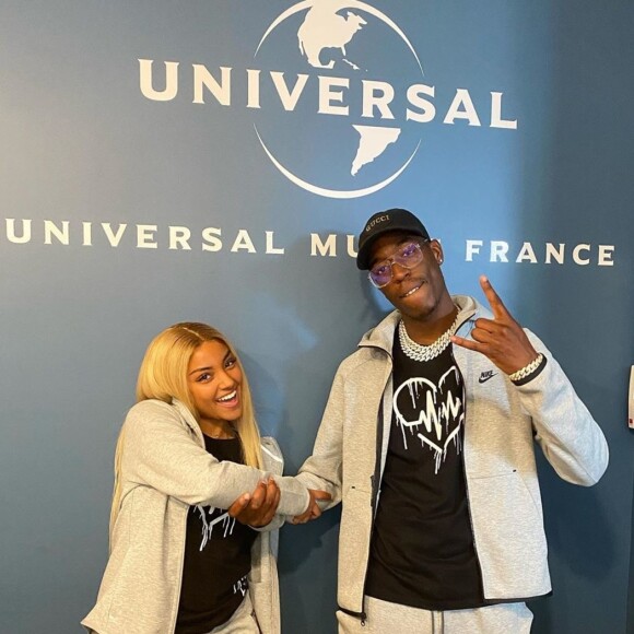 Wejdene signe chez Universal Music France : "Merci à tous ceux qui critiquent" !