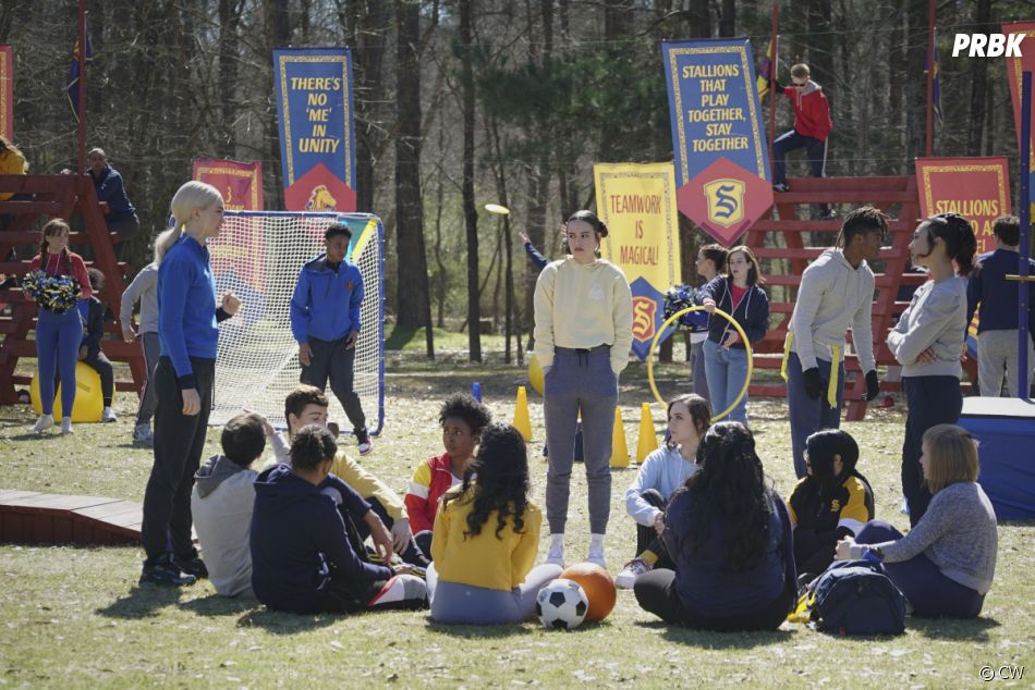 Legacies saison 3, épisode 1 : Lizzie, Josie et les élèves de l'école
