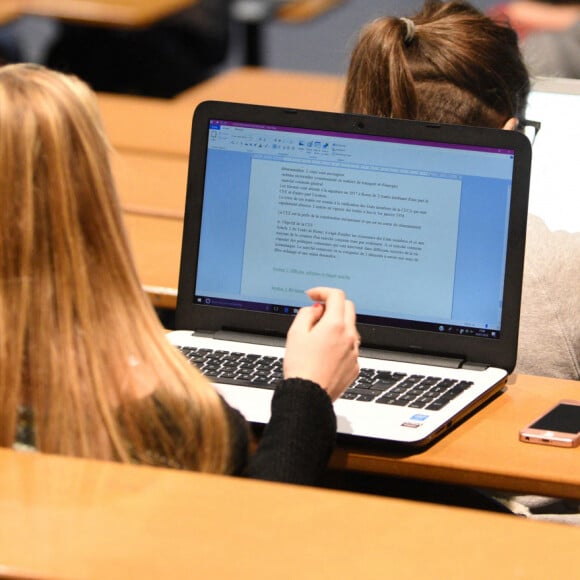 Etudiants : 2 repas par jour à 1 euro, retour en présentiel... Les nouvelles annonces d'Emmanuel Macron en période de précarité étudiante et de coronavirus