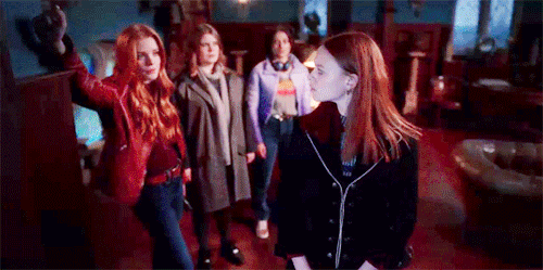 Destin, la saga Winx : Bloom (Abigail Cowen), Beatrix (Sadie Soverall) et Stella (Hannah van der Westhuysen)