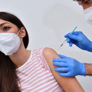 Des influenceurs dénoncent avoir été contactés pour critiquer le vaccin Pfizer contre un gros chèque