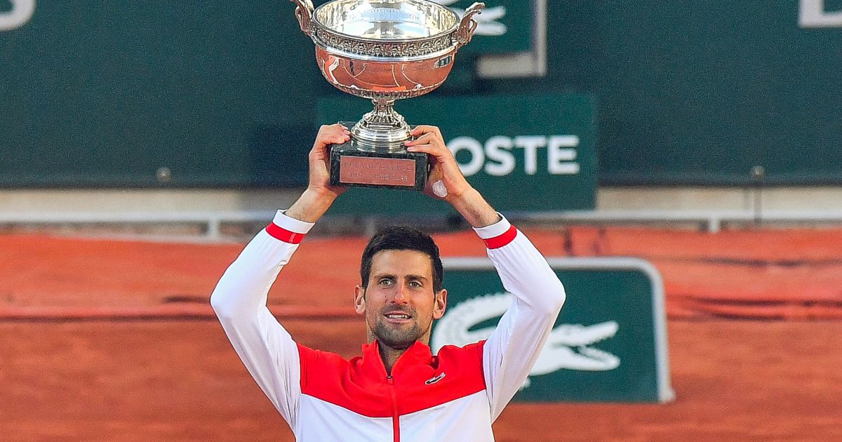 Novak Djokovic gagnant de RolandGarros 2021 son beau cadeau à un