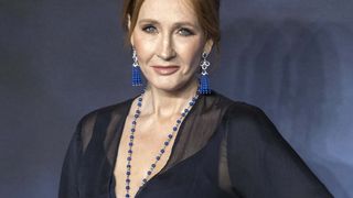 J.K. Rowling menacée de mort et de viol : elle accuse des activistes trans