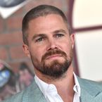 Stephen Amell (Arrow) : sa photo torse nu moquée, il répond cash aux trolls