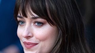 Dakota Johnson émue aux larmes : Chris Martin lui fait une décla en plein concert